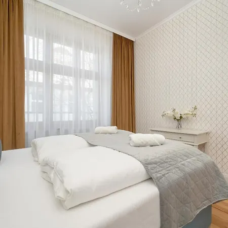 Aesthetic One Bedroom In By Renters Вроцлав