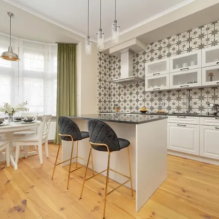 Апартаменти Aesthetic One Bedroom In By Renters Вроцлав